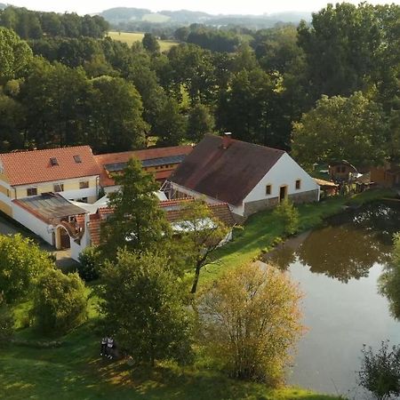 Strnadovsky Mlyn Hotel Jesenice  Buitenkant foto