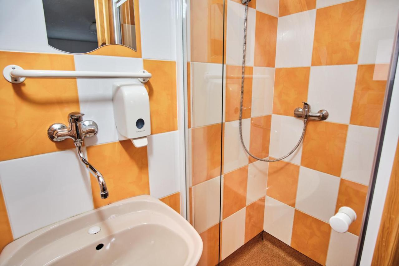 Strnadovsky Mlyn Hotel Jesenice  Buitenkant foto