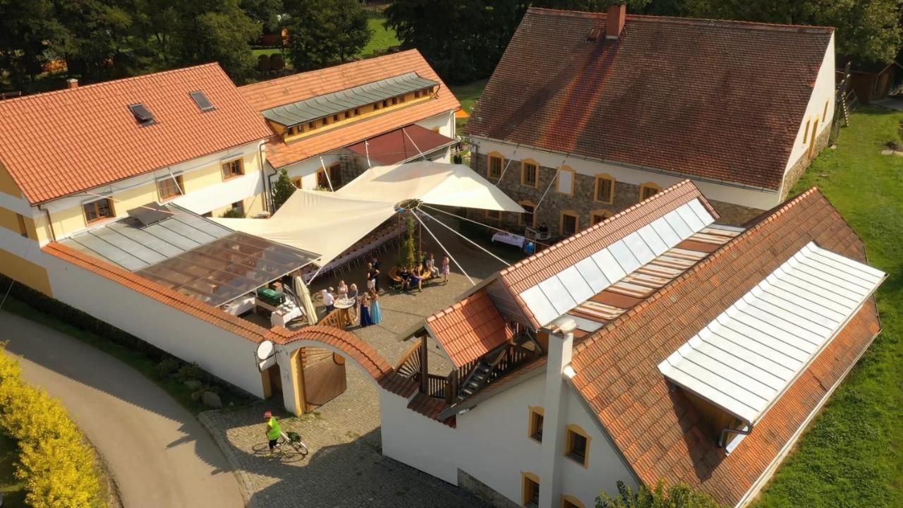 Strnadovsky Mlyn Hotel Jesenice  Buitenkant foto